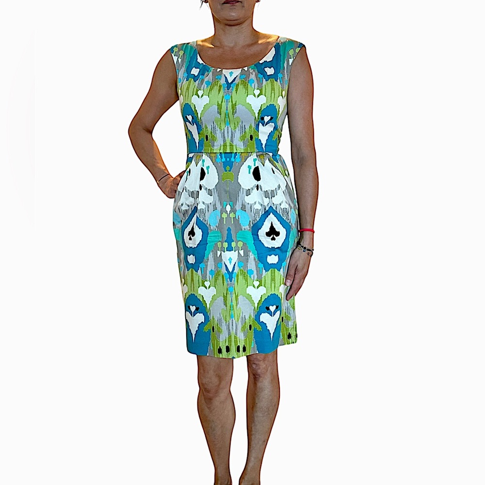 MAGGY LONDON- Sheath Dress Scoop Neck sleeveless and w pockets- water colors - 4